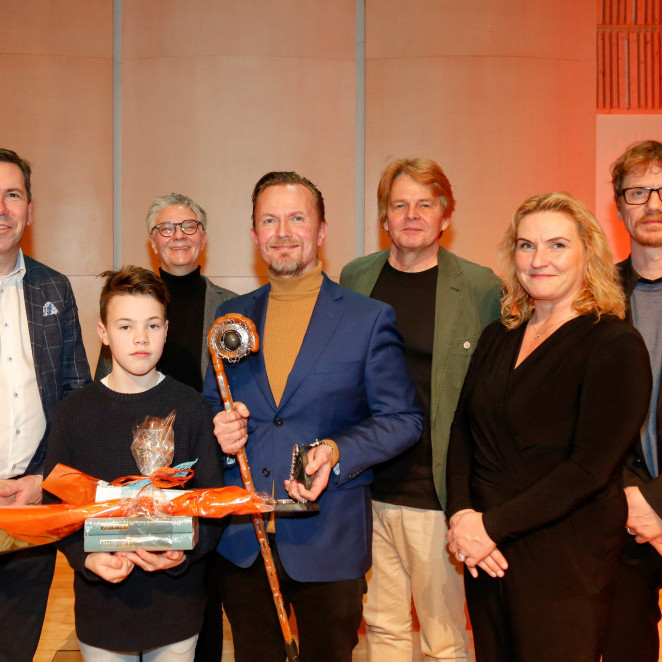 Frá vinstri: Ármann Kr. Ólafsson, bæjarstjóri Kópavogs, Henrik Hermannsson sigurvegari í ljóðakeppni…