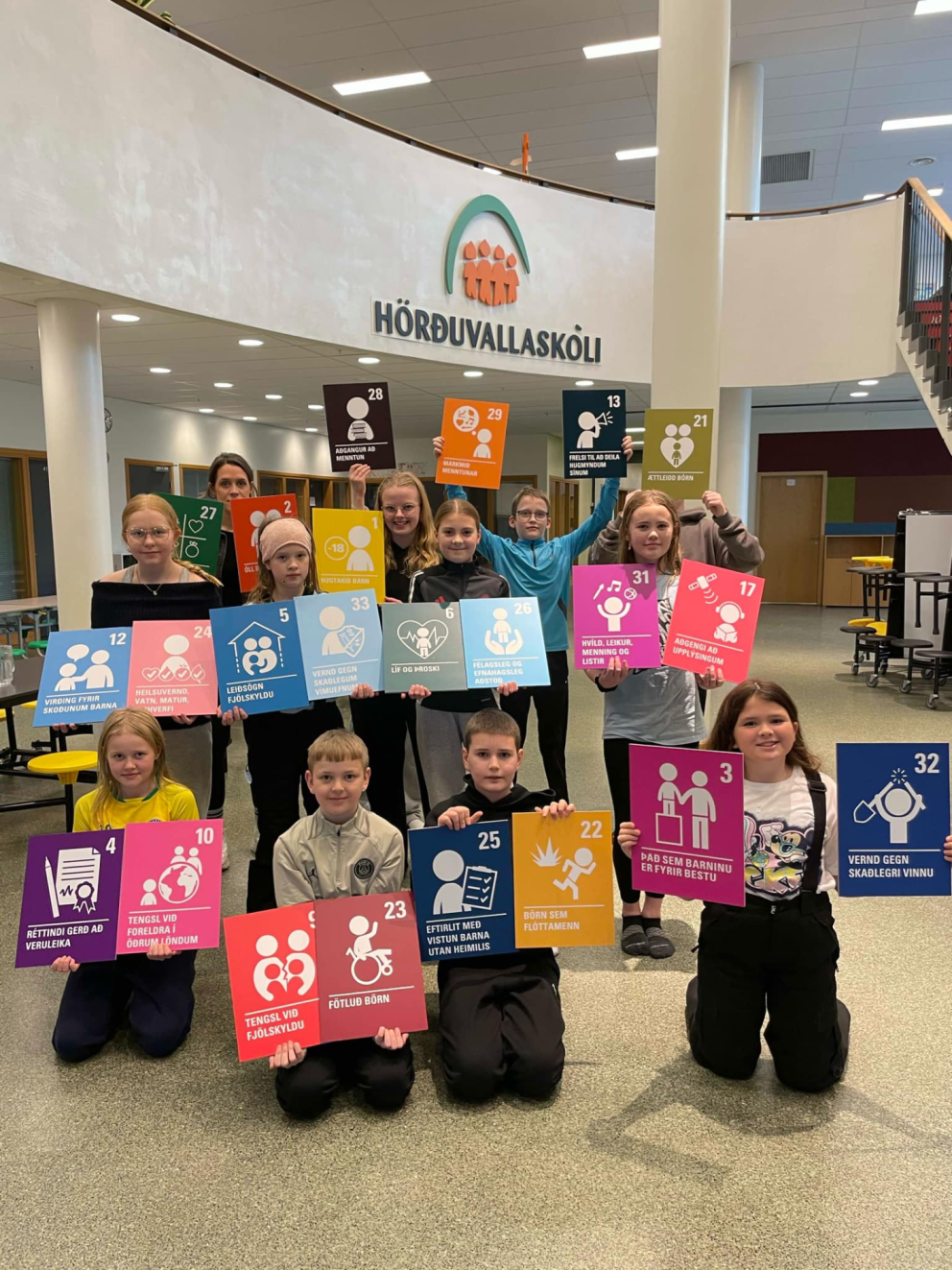 Nemendur í 6. bekk stilltu sér upp á mynd