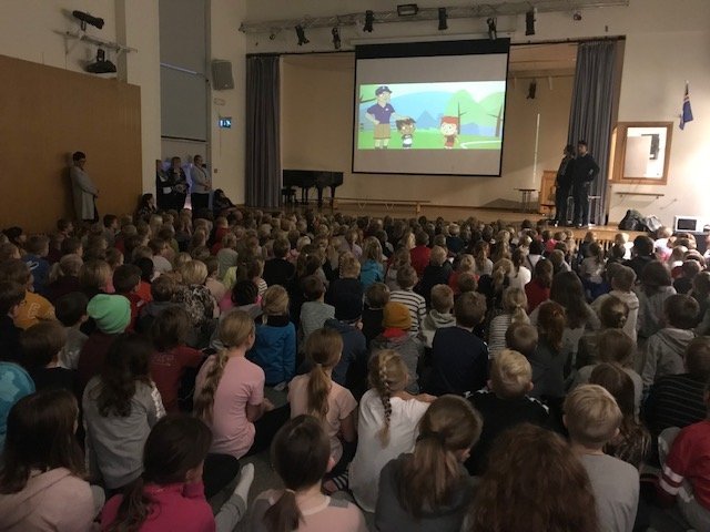 Nemendur hlýða á kynningu á Tuff-verkefninu.