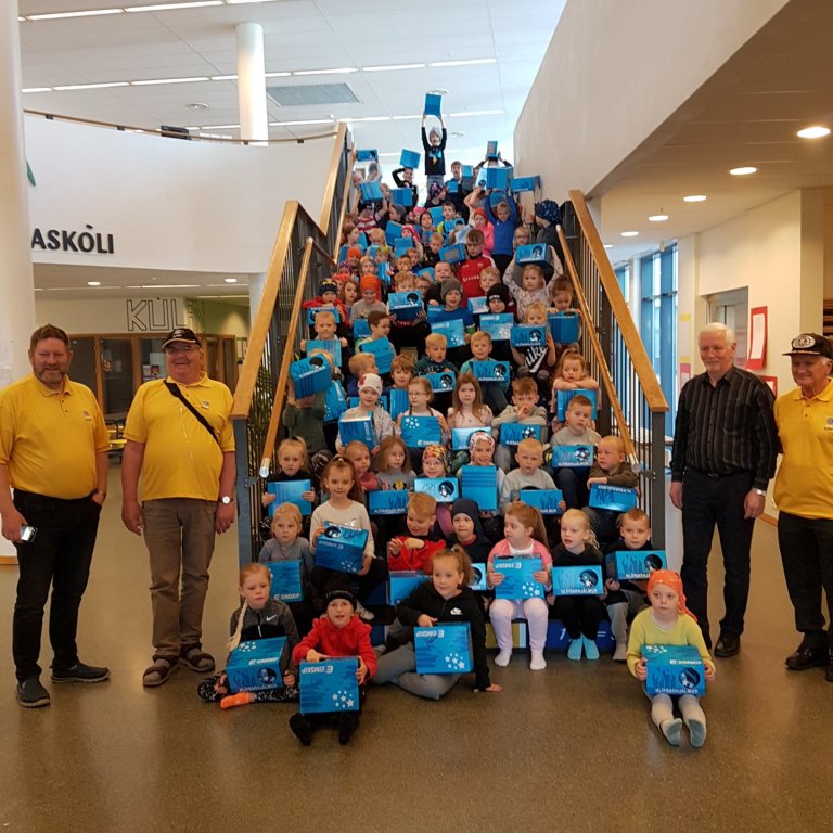 1. bekkur fékk hjálma