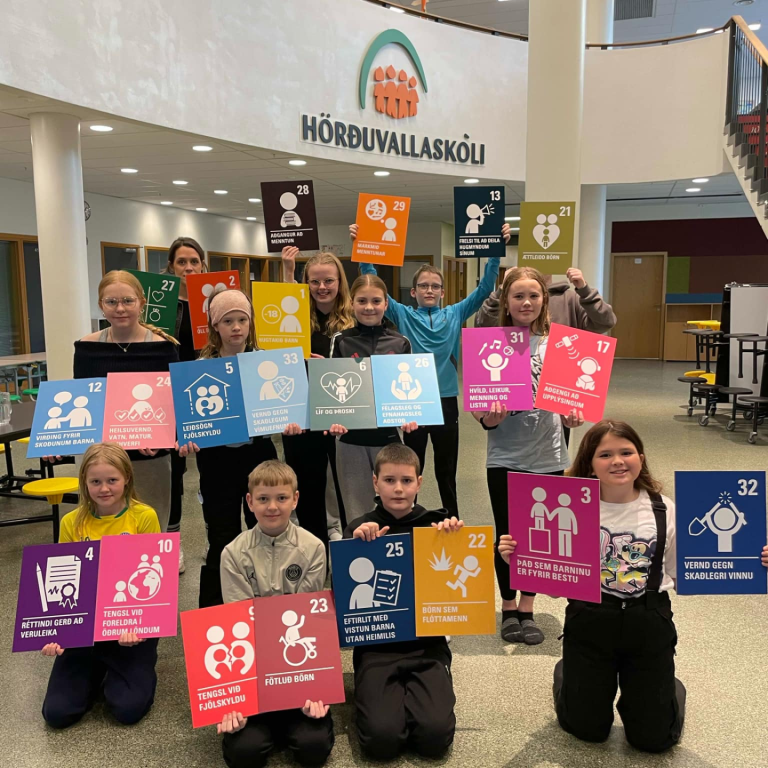 Nemendur í 6. bekk stilltu sér upp á mynd