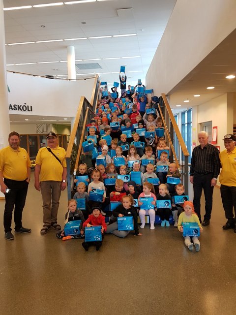 Ayol cho‘kkalab o‘tirib, xonani yoritdi. Kamera oldida yalangoch holda